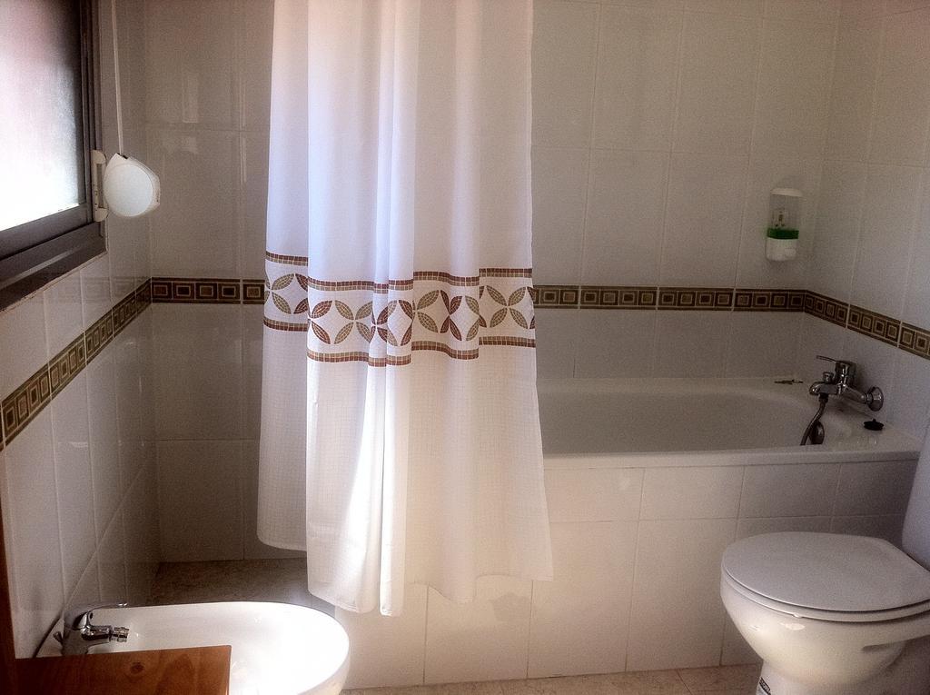 Hostal Madrid Paris Buitrago del Lozoya Ruang foto